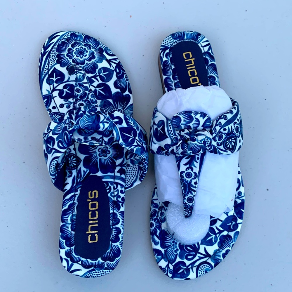 Chicos flip flop fabric floral sandals, blue and white size 7.5M